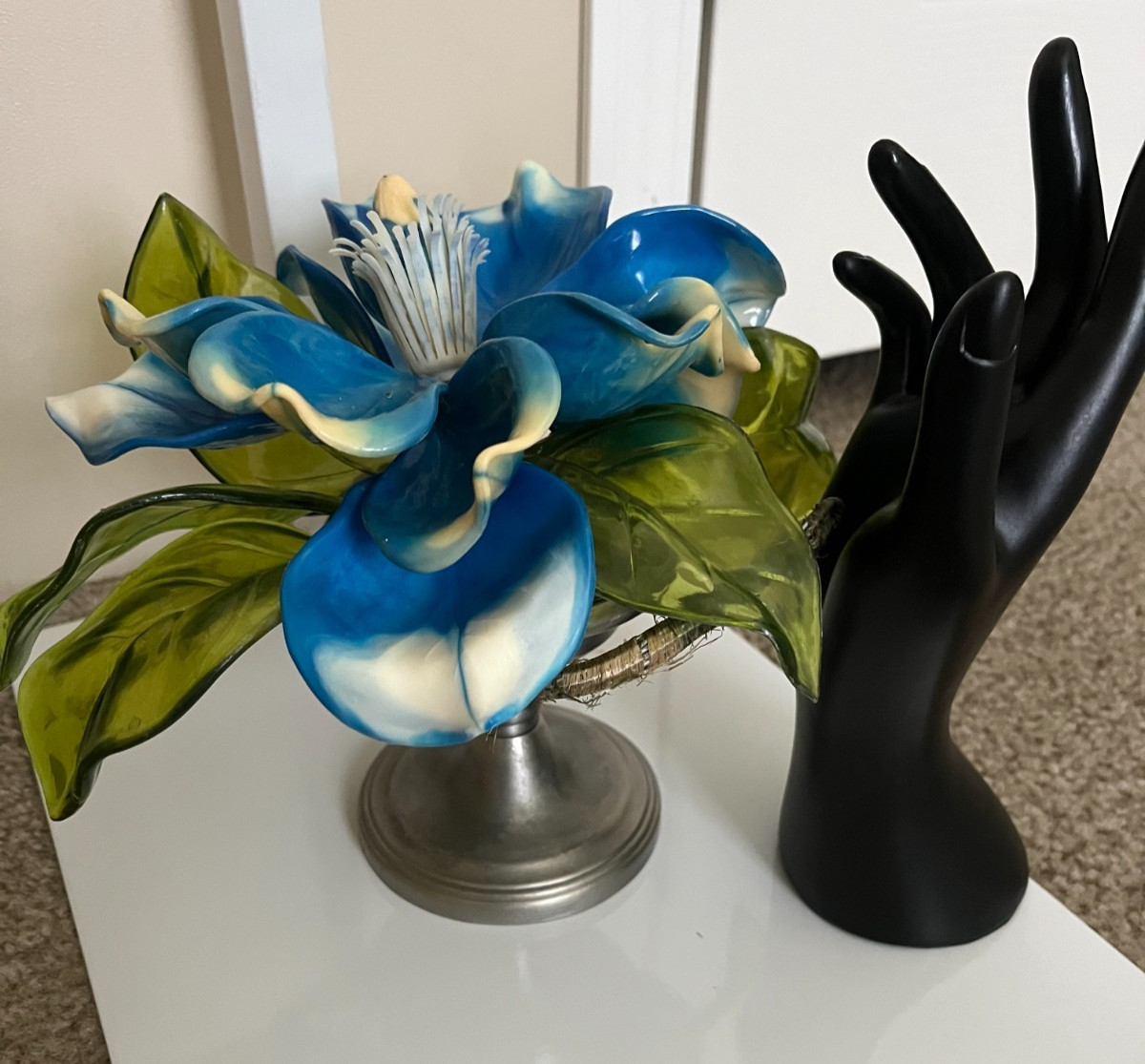 💙VTG LUCITE HAND‑CRAFTED • MAGNOLIA SCULPTURE • BLUE PETALS, GREEN LEAVES 10×9″