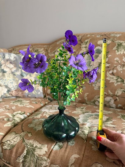 Decor Artificial purple flowers in a green glass pumpkin vase, size small