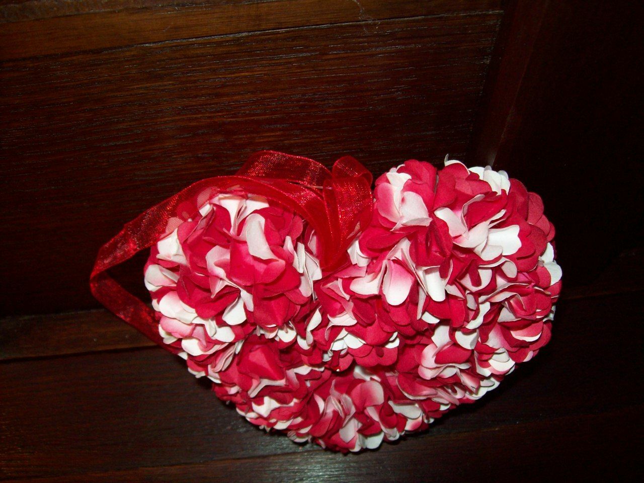 NWT VALENTINE 5″ FLORAL HYDRANGEA HEART SHAPED HANGING WREATH ORNAMENT RED / WHT