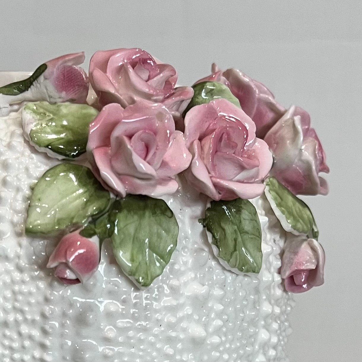 Vtg Jolie Fleurs Bone China Vase By Seymour Mann Sculptured Pink Roses 8-1/2″ T