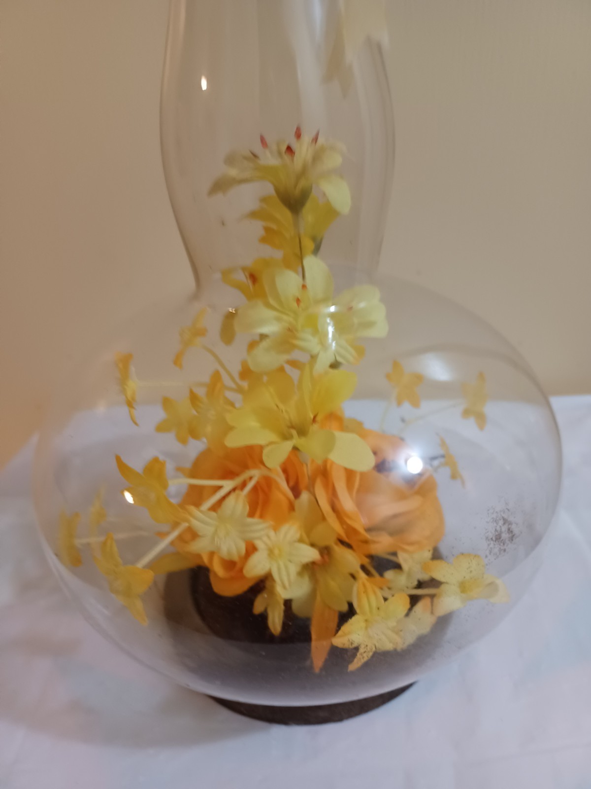Vintage 1970s Faux Floral Home Decor Glass Vase Display w/ Flowers Inside 11.5″H