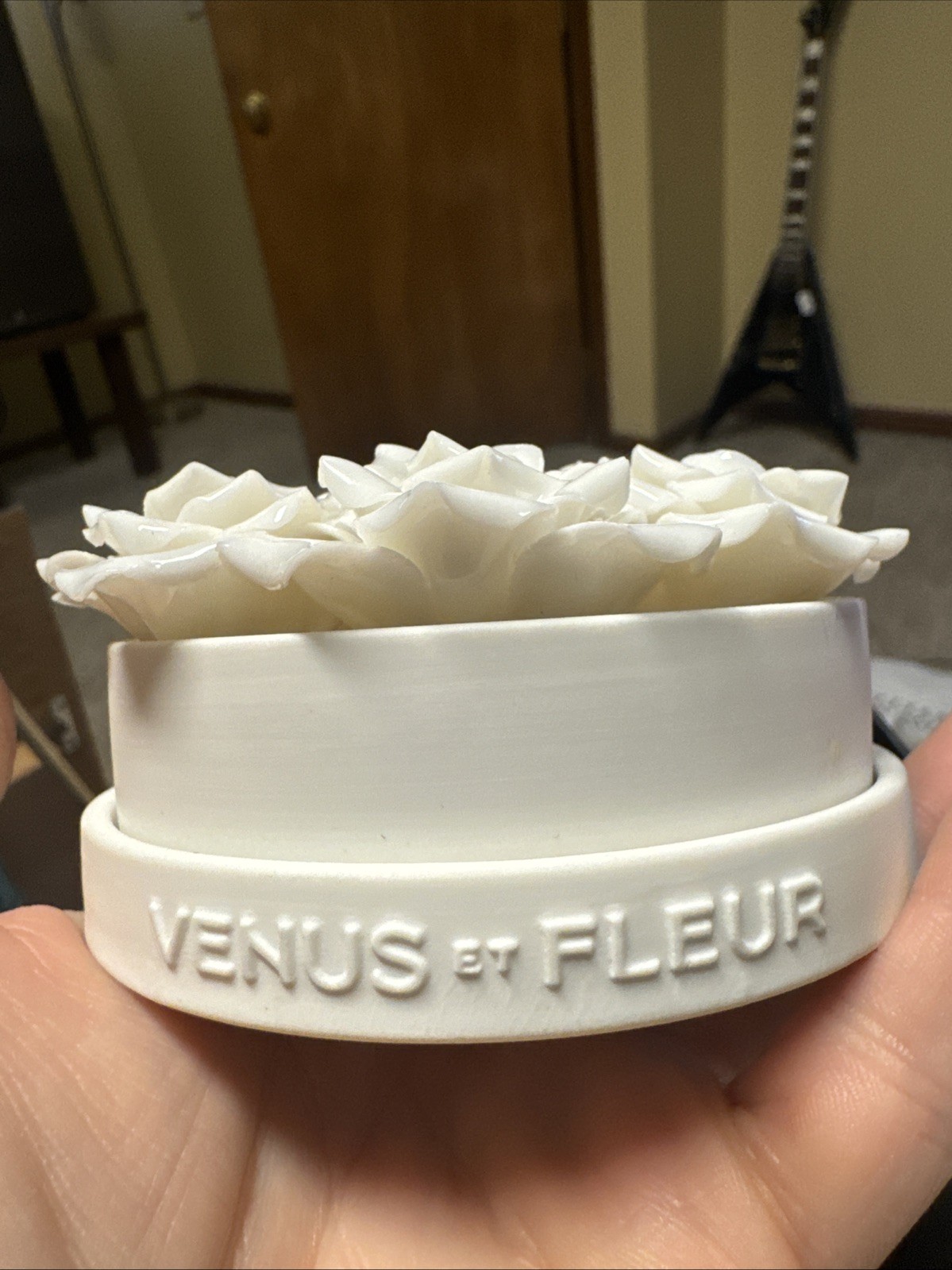 RARE Venus et Fleur Maison Collection All-Porcelain Rose Cluster – 7 White Roses