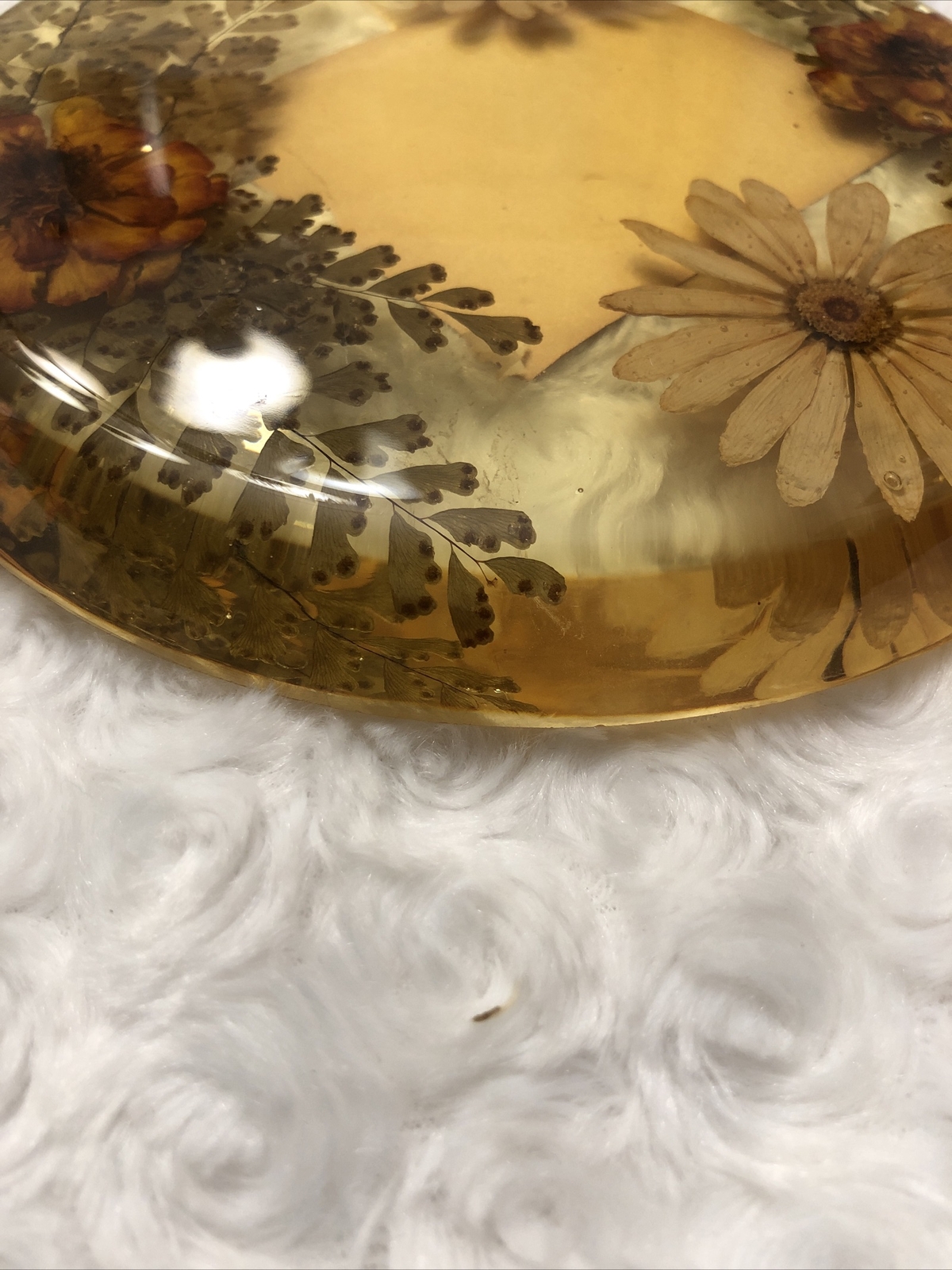 VINTAGE KITCHEN 6 1/2″ DRIED FLOWERS STEMS LEAVES CANDLE HOLDER LUCITE TRIVET
