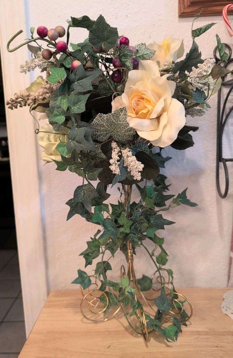 Vtg Artificial Rose & Ivy Vine Flower Arrangement/Brass Toned Metal Stand 20×10