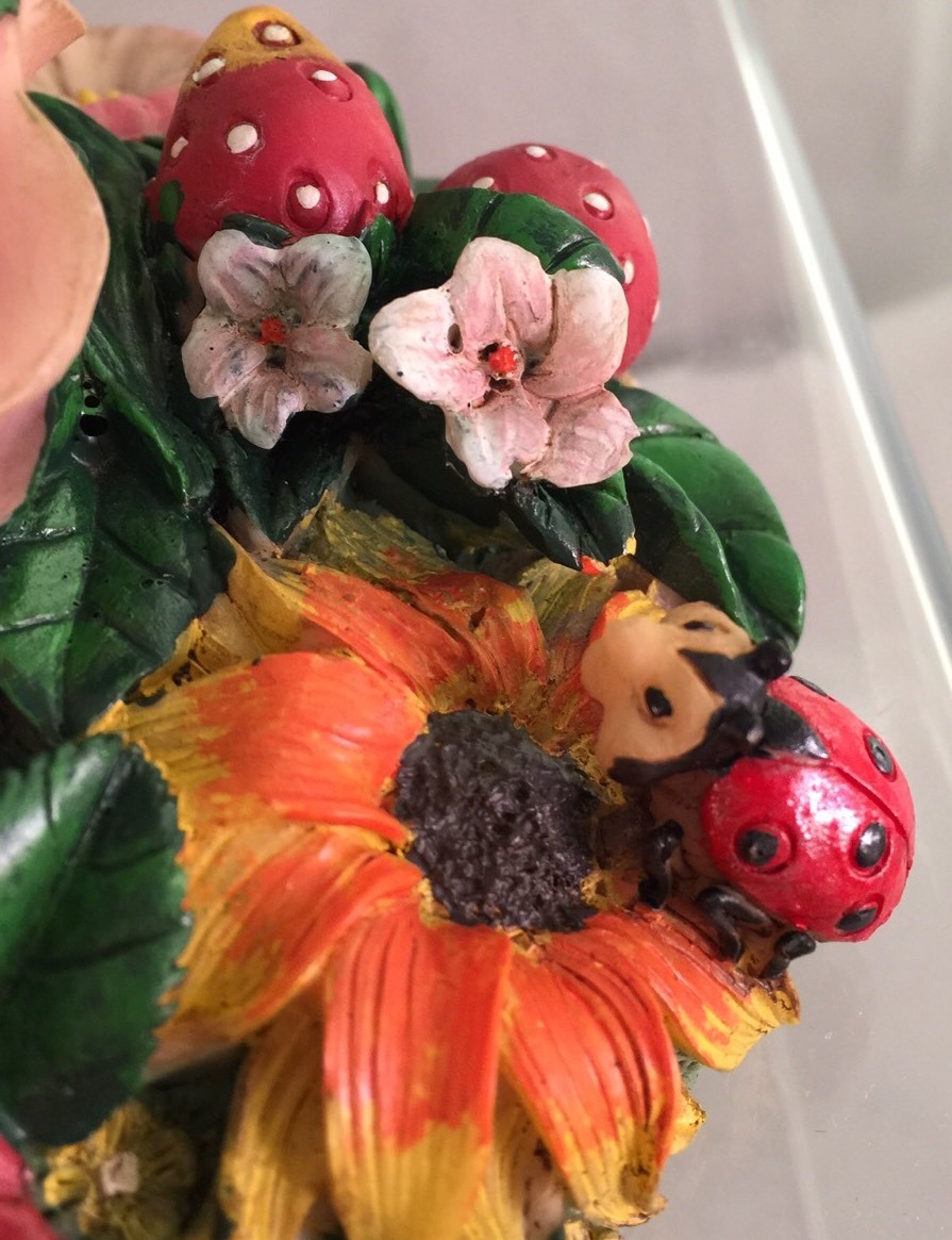 VALENTINE FROG HEART FIGURINE LADYBUG BEES FLOWER STRAWBERRIES S1-2
