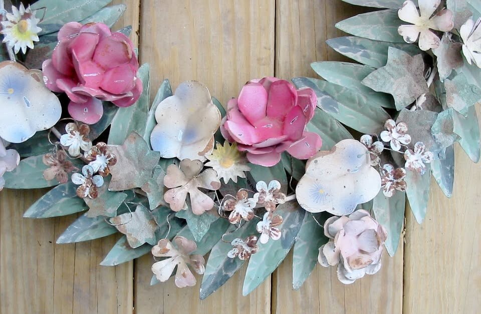 Cody Foster TIN Floral Flowers and Leaves Laurel Wreath 23 inches EUC