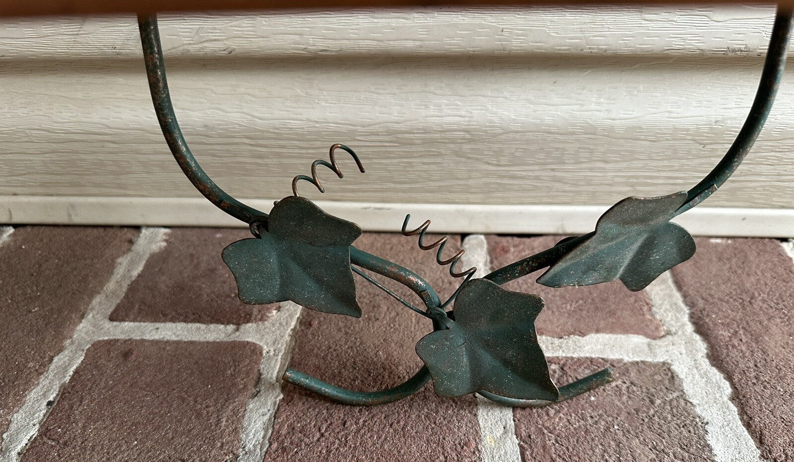 IVY WALL HANGING HOME DECOR METAL W/GOLD ACCENTS + SOLID WOOD BASE