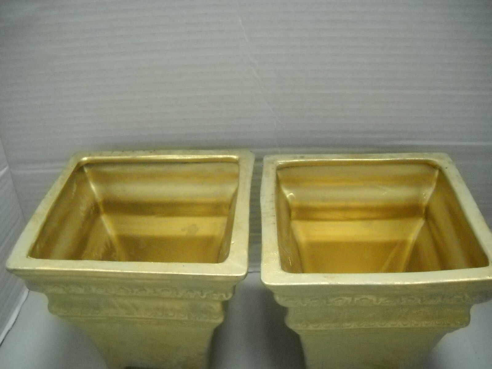 CERAMIC 2 SET PLANT HOLDERS GOLD TONED 6″ WIDE 5-1/2″ TALL PLANTERS FLOWERS
