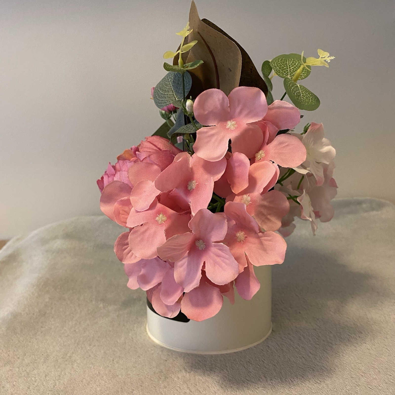 Used Fresh Flower Market Home Decor White Metal Can with Artificial Flowers Vase