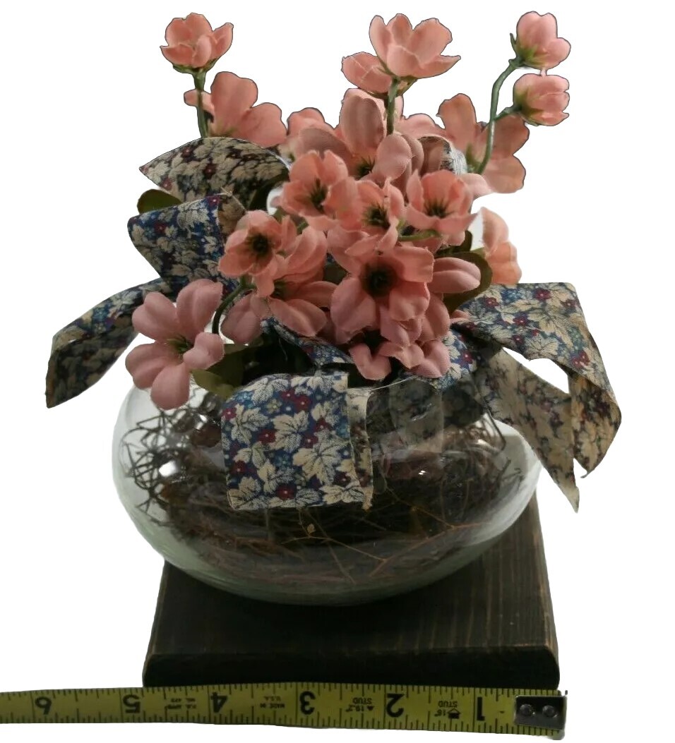 VTG 80’S RETRO ROUND GLASS BOWL SILK FLOWER/RIBBON ARRANGEMENT 5″ WOOD BASE