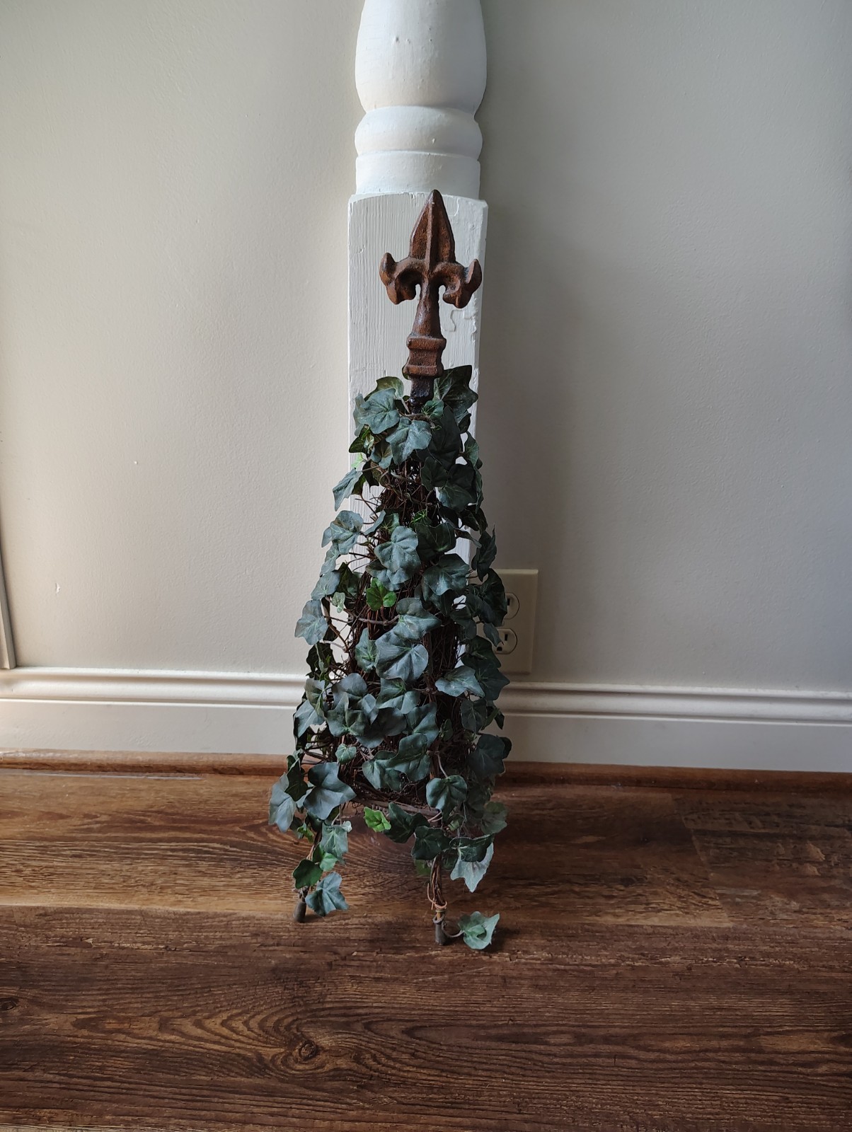 Faux Ivy Pyramid Topiary With Decorative Iron Fleur-de-Lis Finial ~ 22″ High