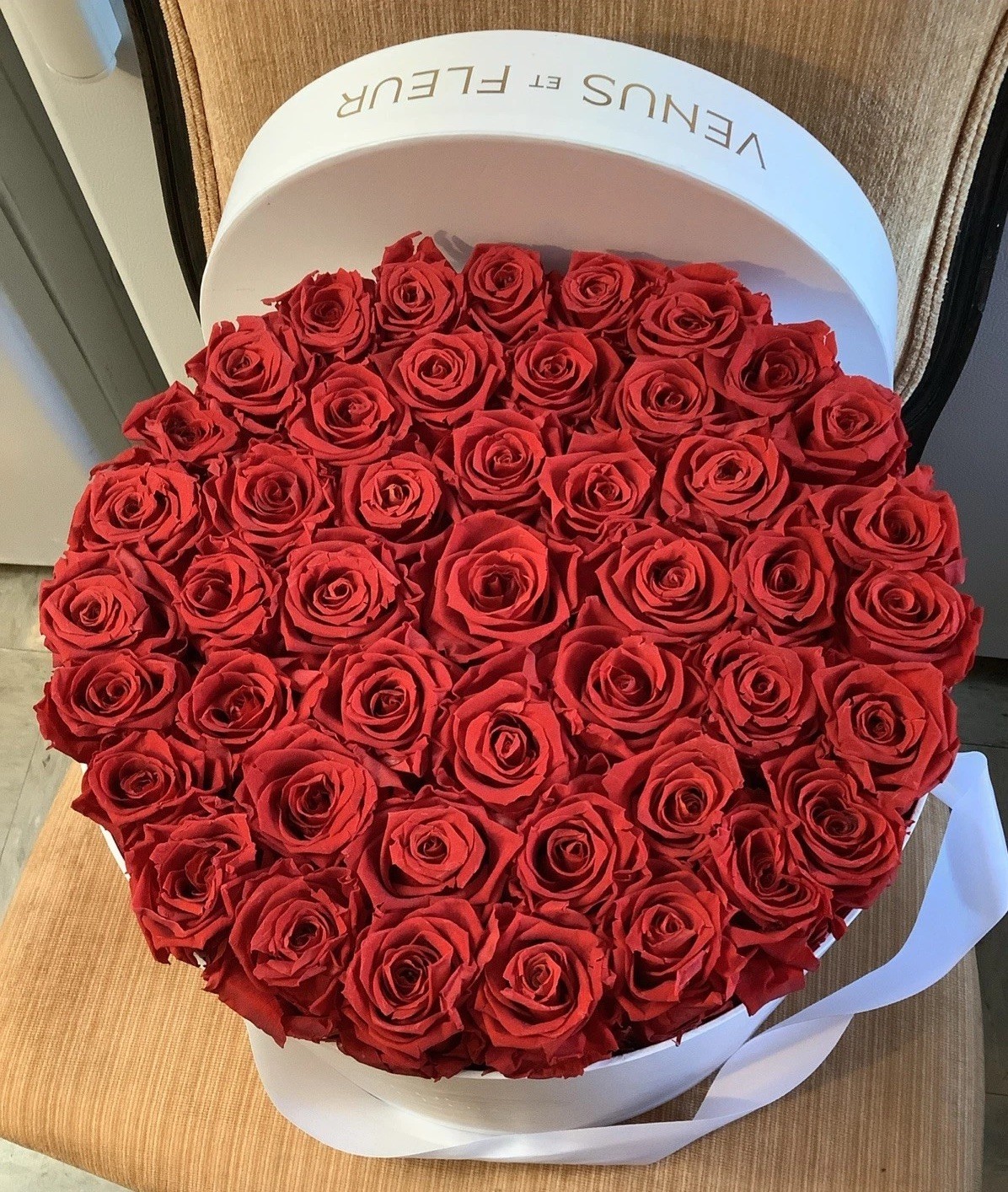 Venus Et Fleur Large Round White Box 46 Red Eternity Preserved Roses Luxury