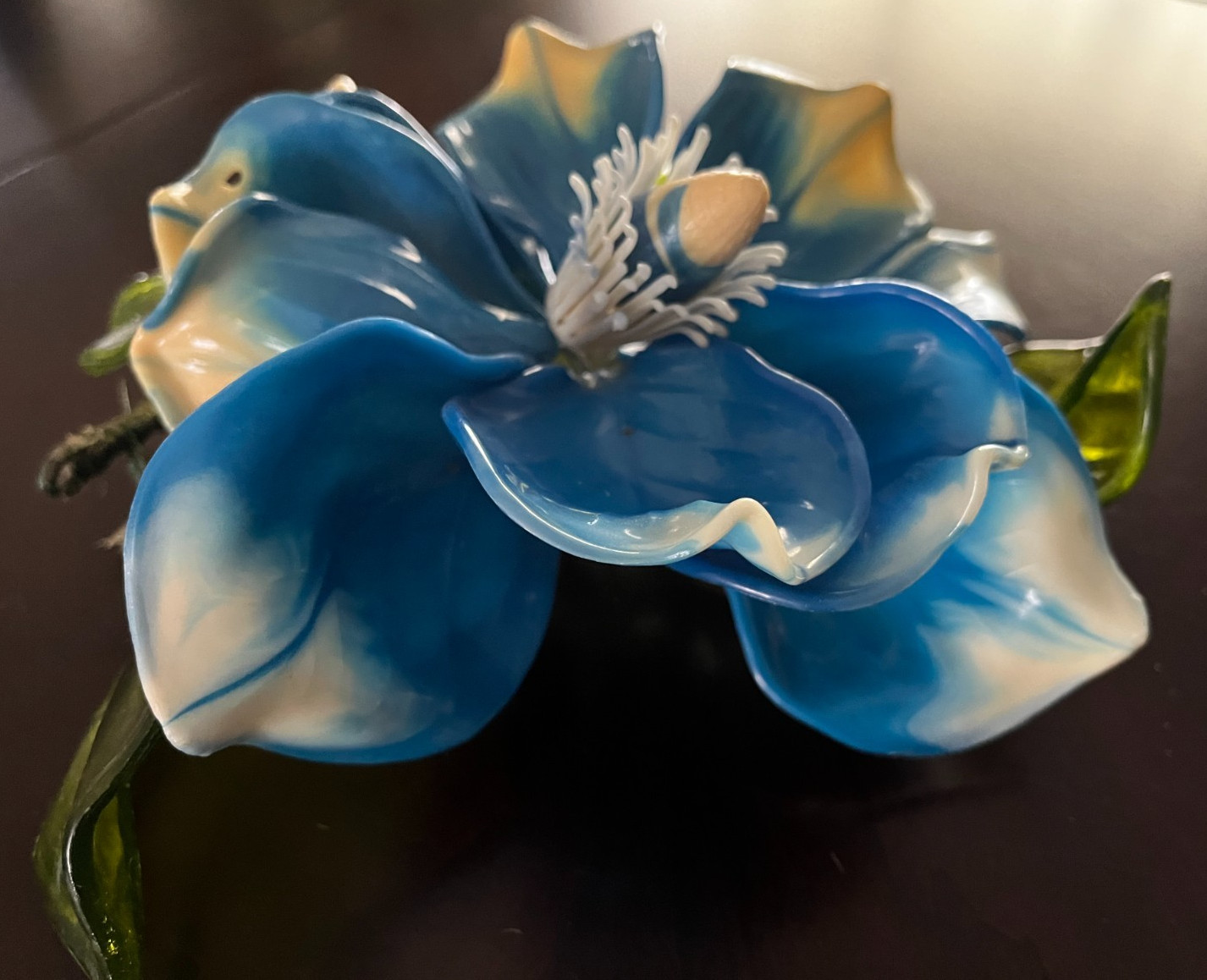 💙VTG LUCITE HAND‑CRAFTED • MAGNOLIA SCULPTURE • BLUE PETALS, GREEN LEAVES 10×9″
