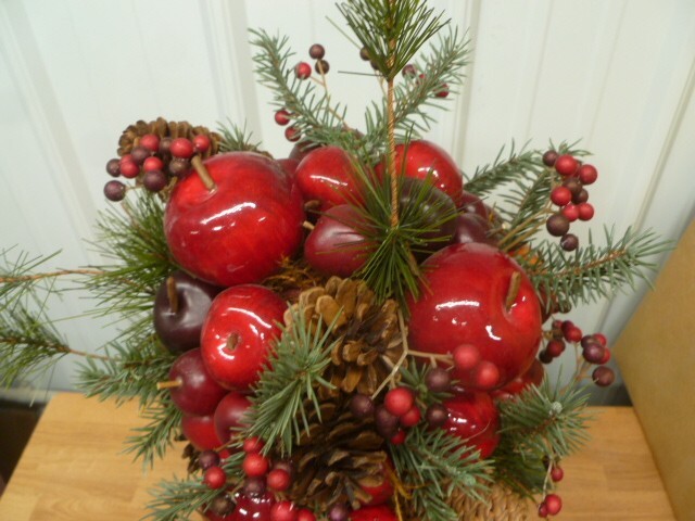 Rare Mark Roberts 20″ Apple Topiary with Pine, Pinecones, Berries, & Gold Pot