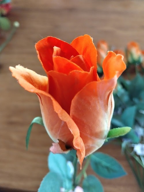 ONE DOZEN 23″ Single stemmed silk roses. ORANGE