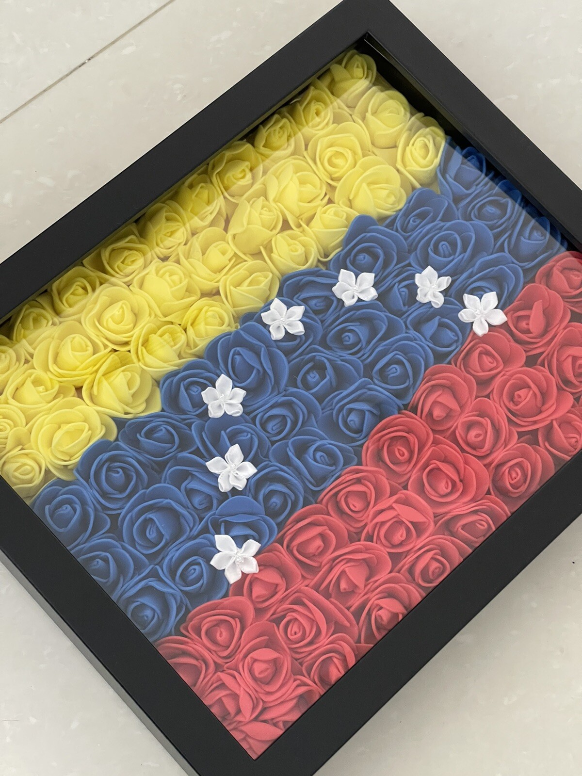 Cuadro Bandera De Venezuela 7 Estrellas Con Flores Artificiales 11 In x 9 In