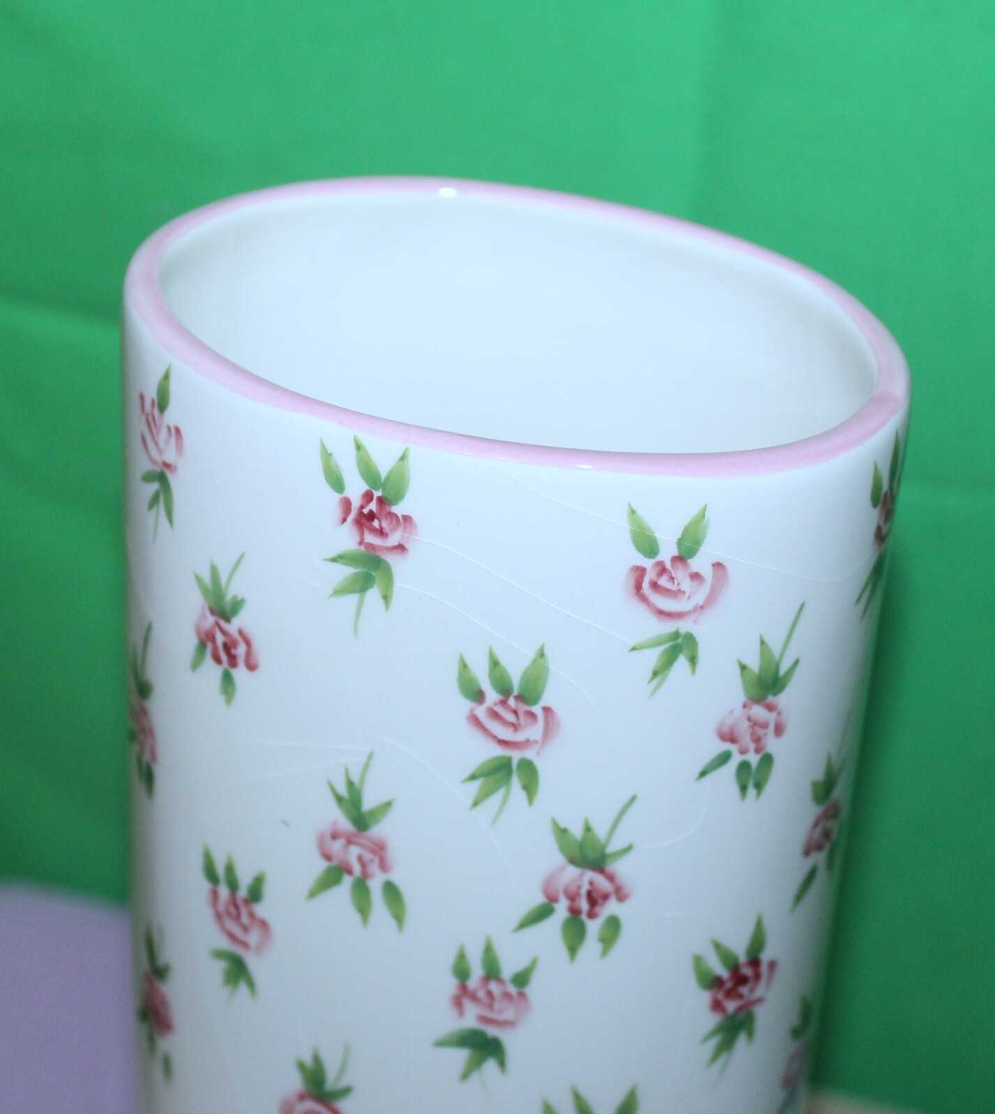 *VINTAGE NEW* White Floral Oval 9″ Tall Ceramic Vase + Bouquet of Pink Roses