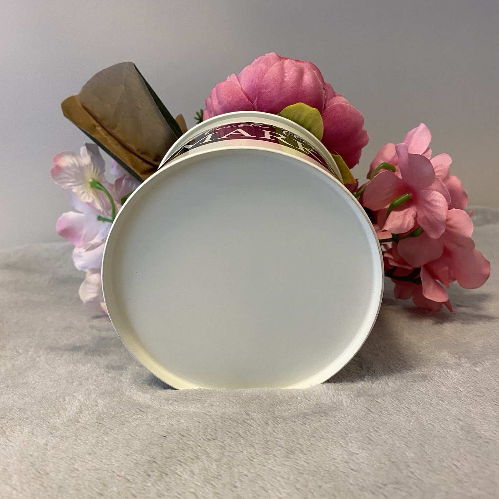 Used Fresh Flower Market Home Decor White Metal Can with Artificial Flowers Vase