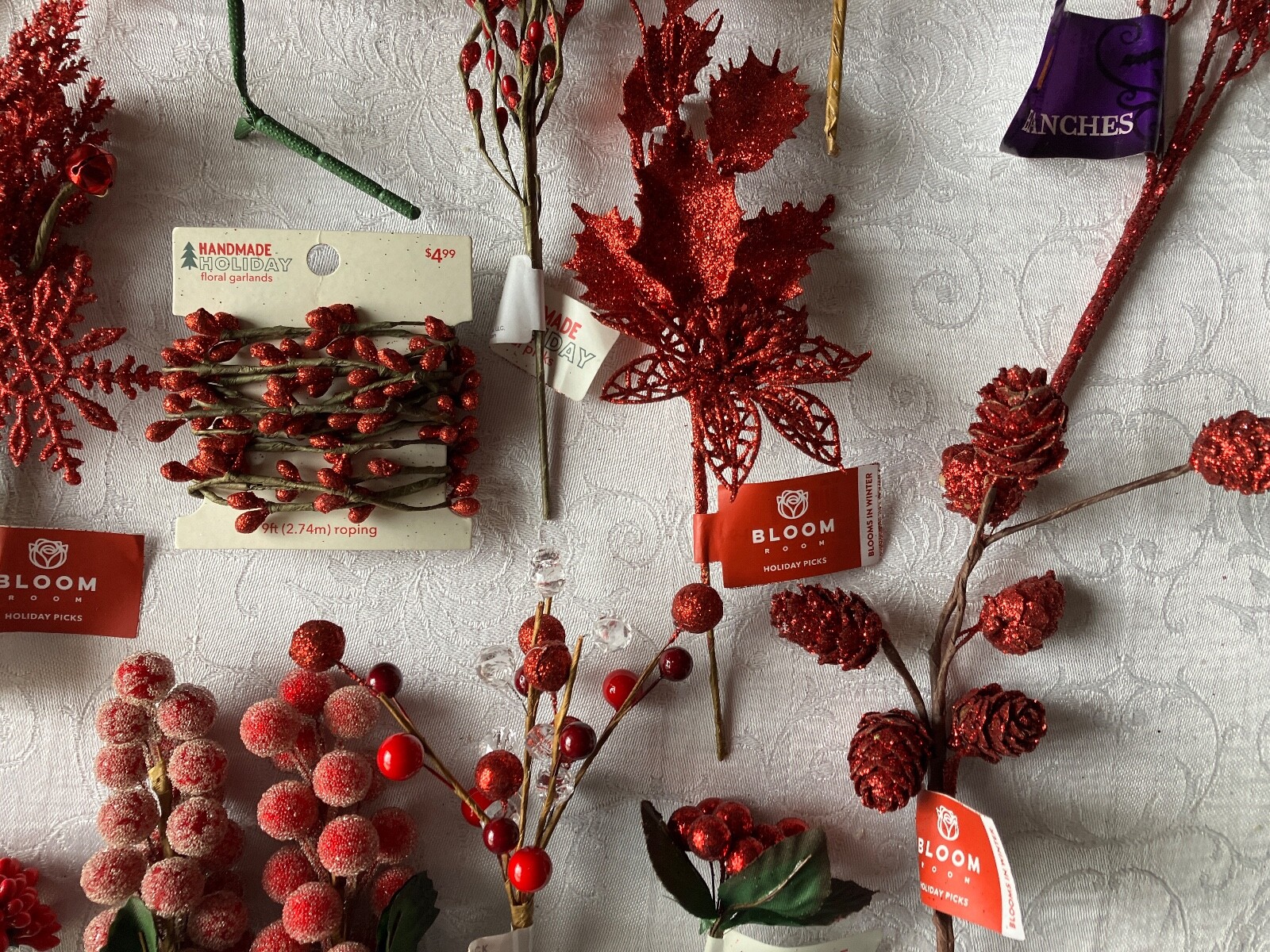 BEAUTIFUL HUGE LOT OF 23 PIECES OF FLORAL DECOR FOR THE HOLIDAY SEASON.