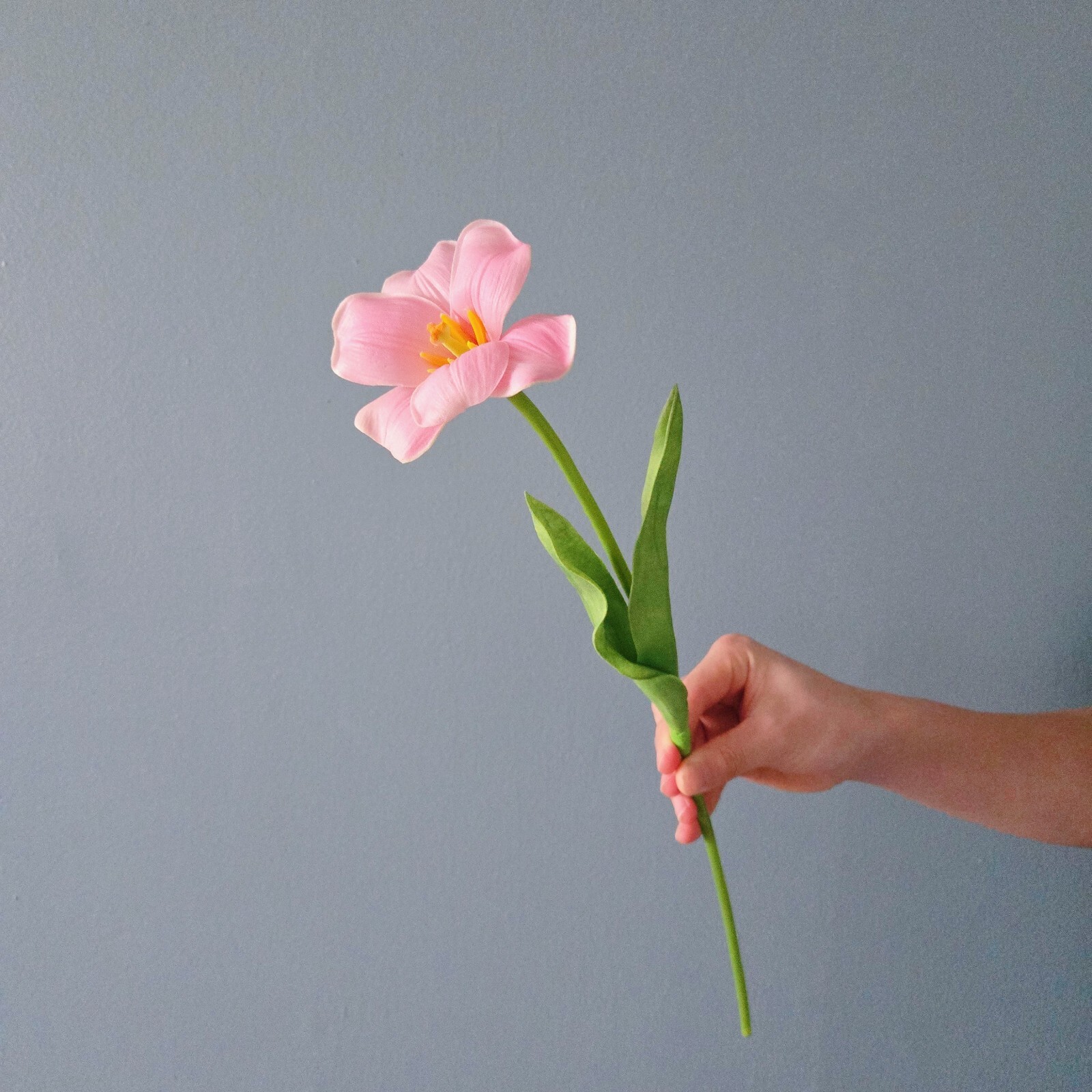 6PCS artificial fully bloomed tulips in pink, purple, and white for home décor.
