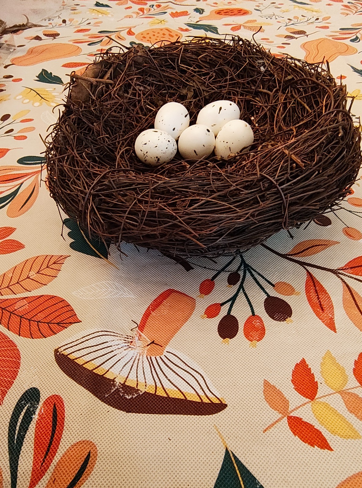6″ Faux Artificial Nest with 5 1″ White Eggs.