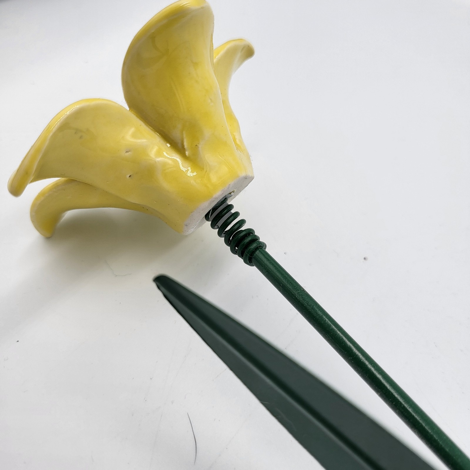 Yellow Daffodil Long Stem Ceramic Flower Garden Stake w Metal Stem & Leaves 17″