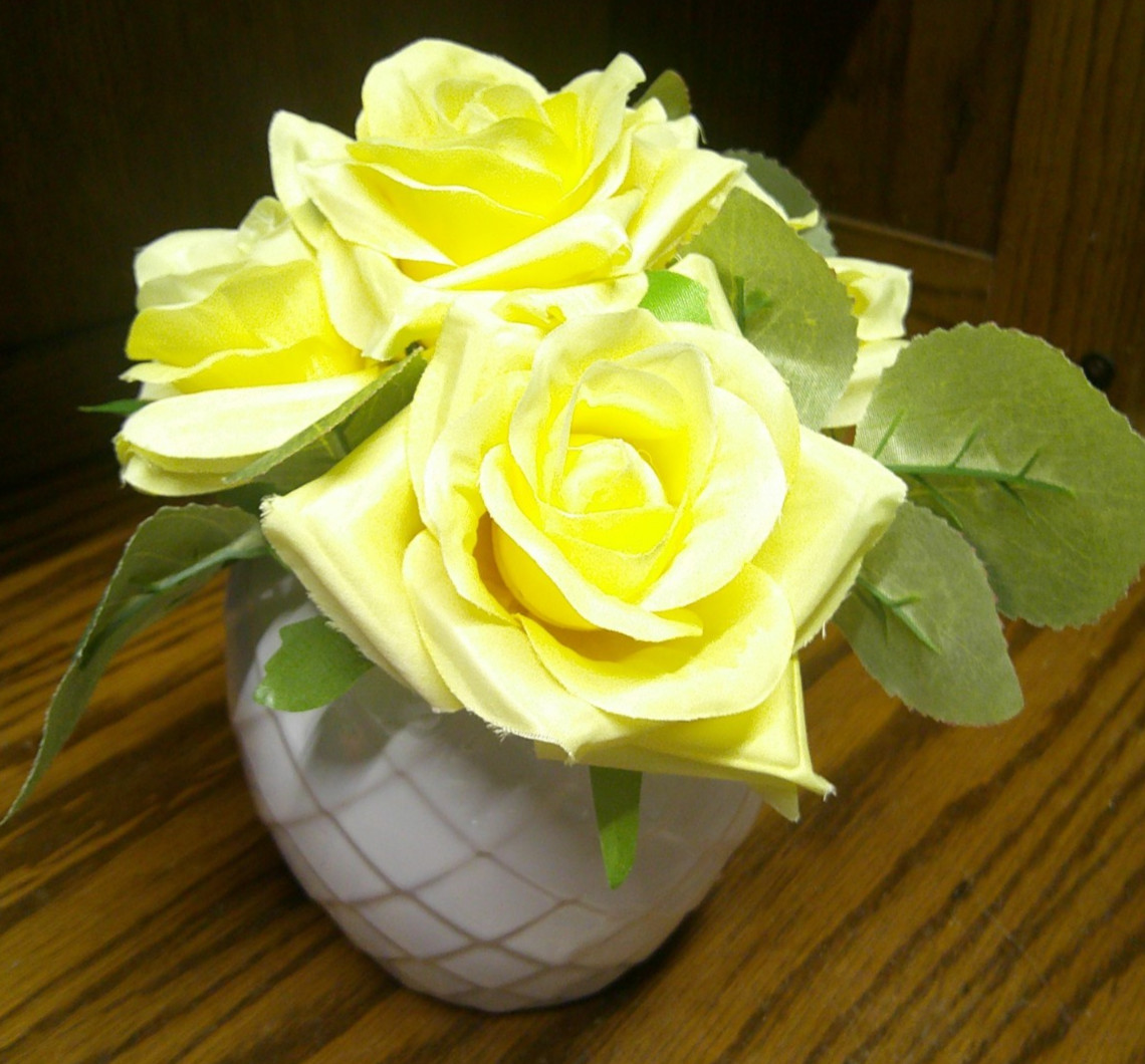 Artificial Flowers w/Small Diamond-Cut Ceramic Vase Yellow Rose Arrangement R33