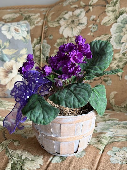 Decor Artificial spring flowers purple violets in a pot