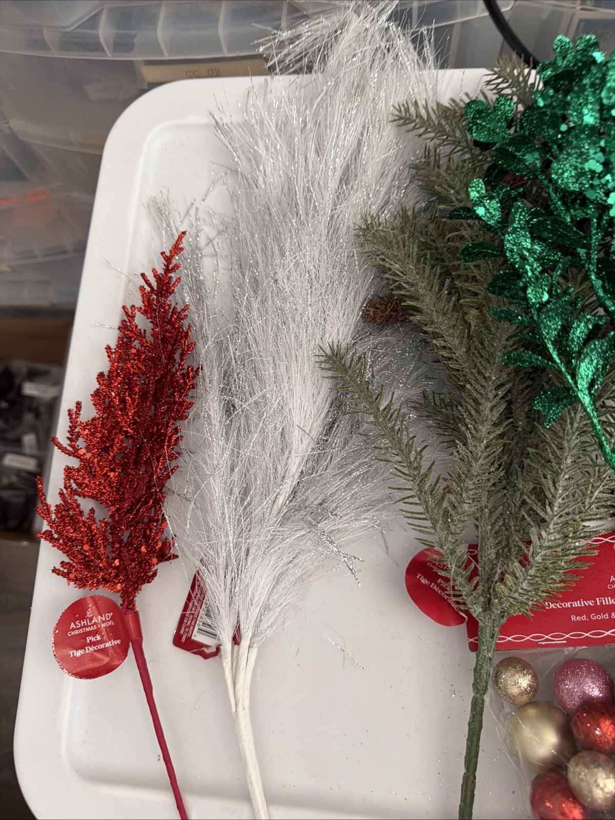 BEAUTIFUL HUGE LOT OF 10 PIECES OF FLORAL DECOR FOR THE HOLIDAY SEASON.