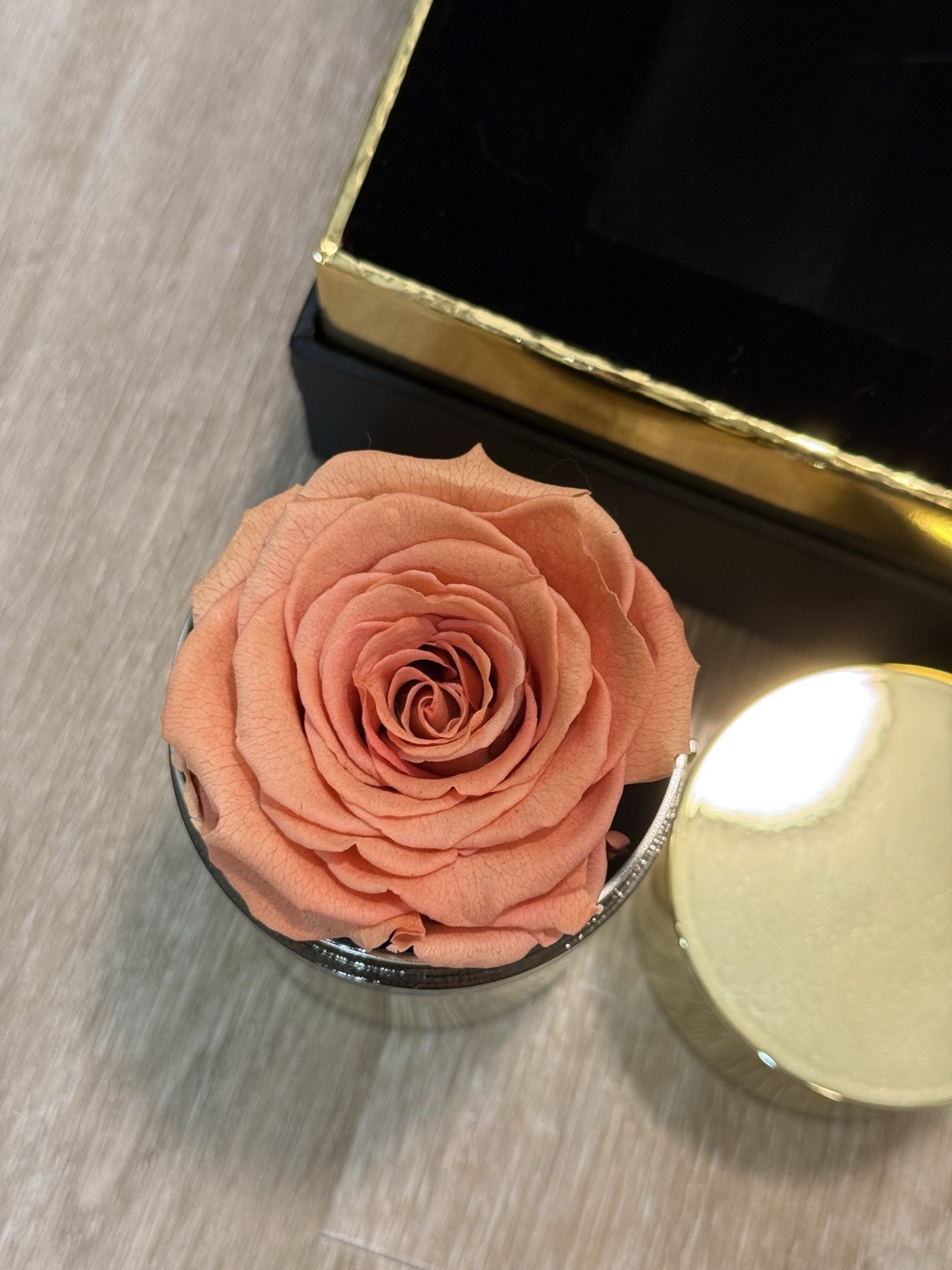 The Million Roses – Round Cold Box Inside Black box | Peach Colored Rose