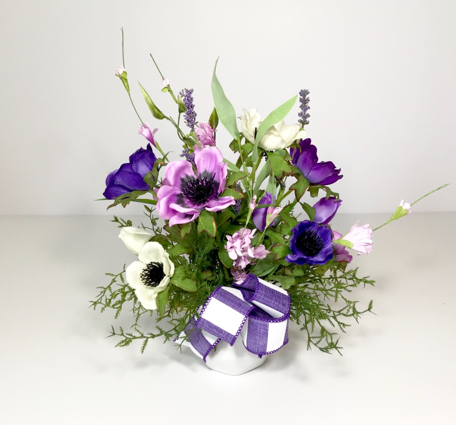 SMALL WHITE CERAMIC TRIANGLE VASE NOVELTY FLORAL ARRANGEMENT PANSIES DECORATION
