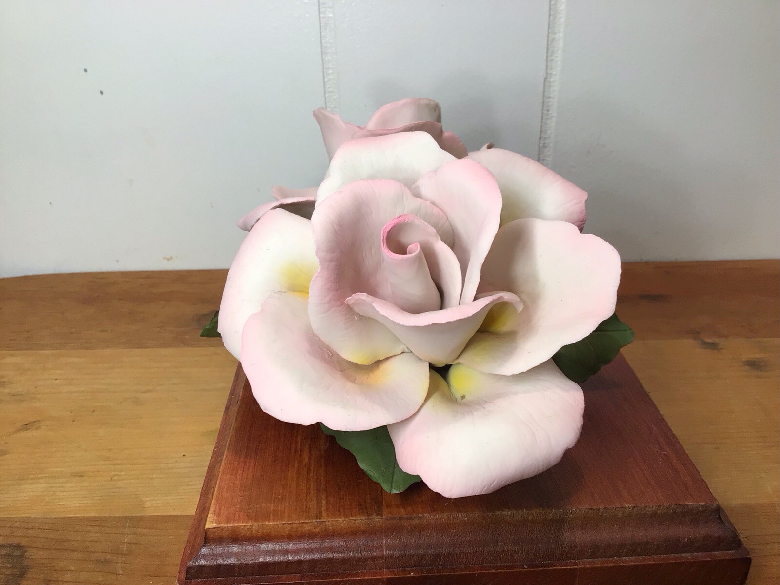 CAPODIMONTE PORCELAIN DOUBLE PINK ROSES BY NAPOLEON OF ITALY,15 Oz., 6.5” L. 5”W