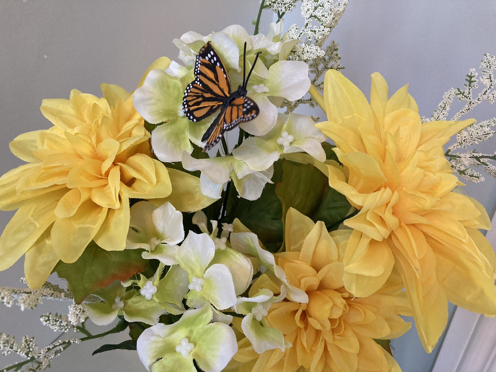 Artificial Floral ARRANGEMENT Flower Yellow and cream,16×13,with glass Vase.