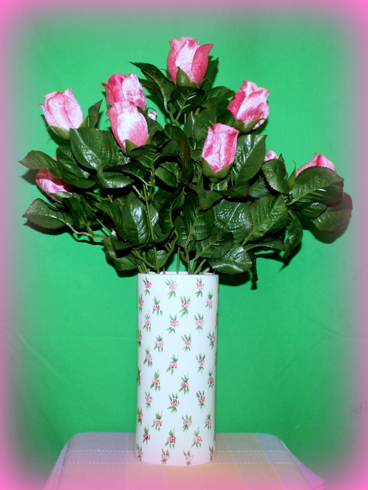 *VINTAGE NEW* White Floral Oval 9″ Tall Ceramic Vase + Bouquet of Pink Roses