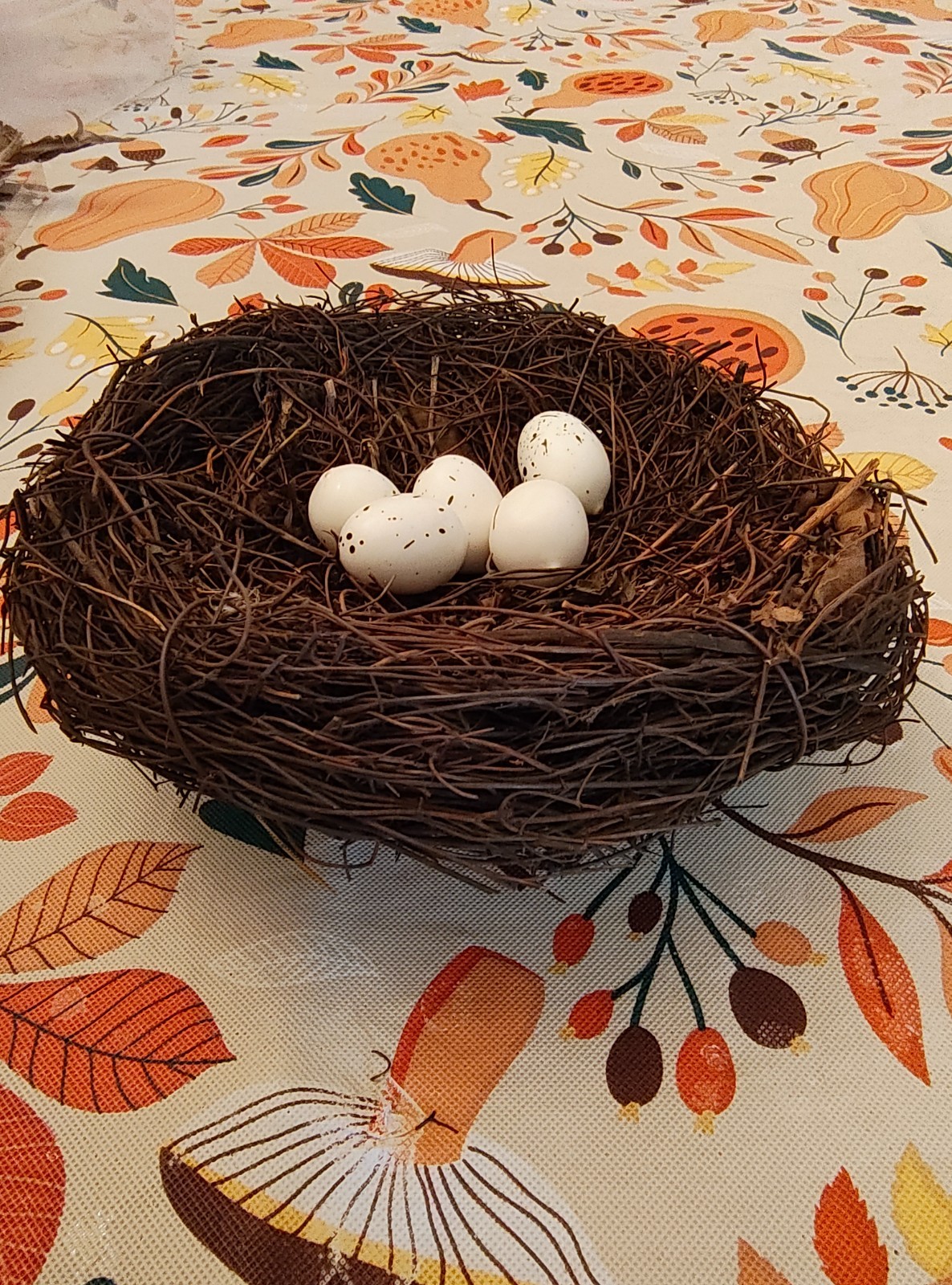 6″ Faux Artificial Nest with 5 1″ White Eggs.