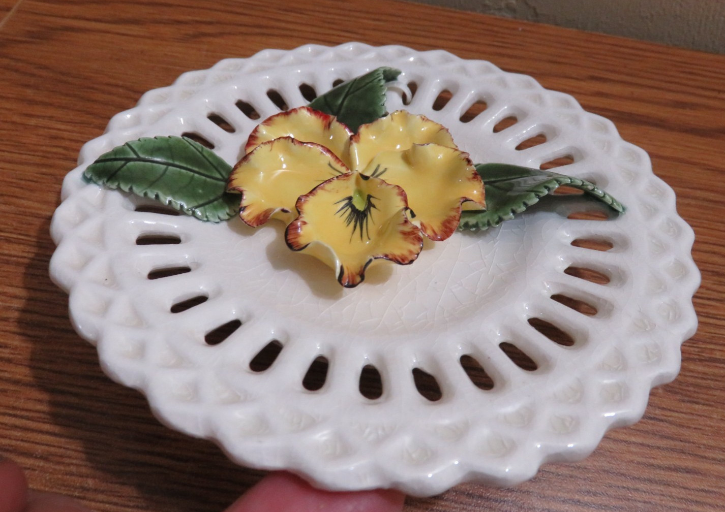 SMALL RETICULATED 5″ PLATE YELLOW PANSY 3D DECOR FLORAL