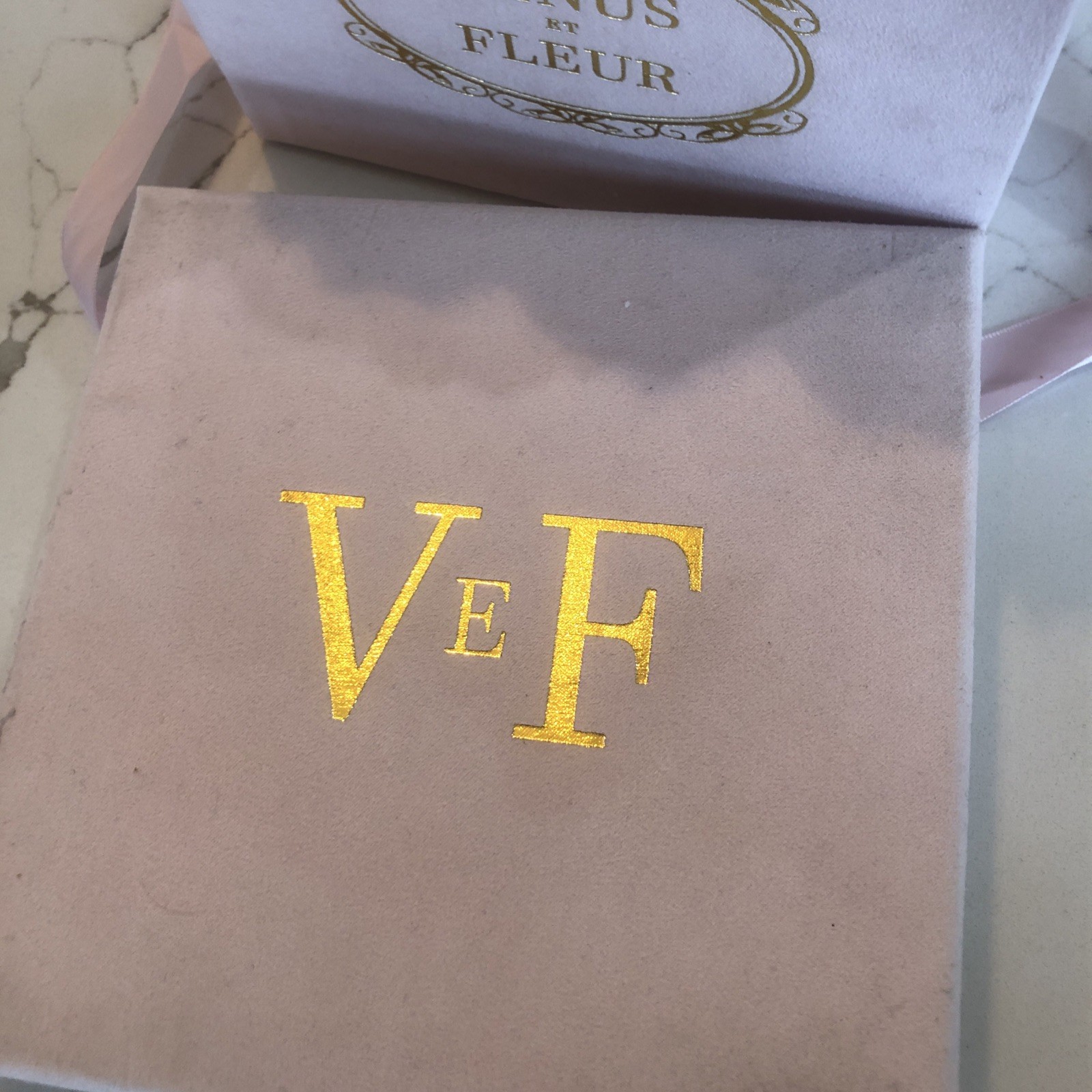 Venus Et Fleur 16 ￼ Flowers White Pink box