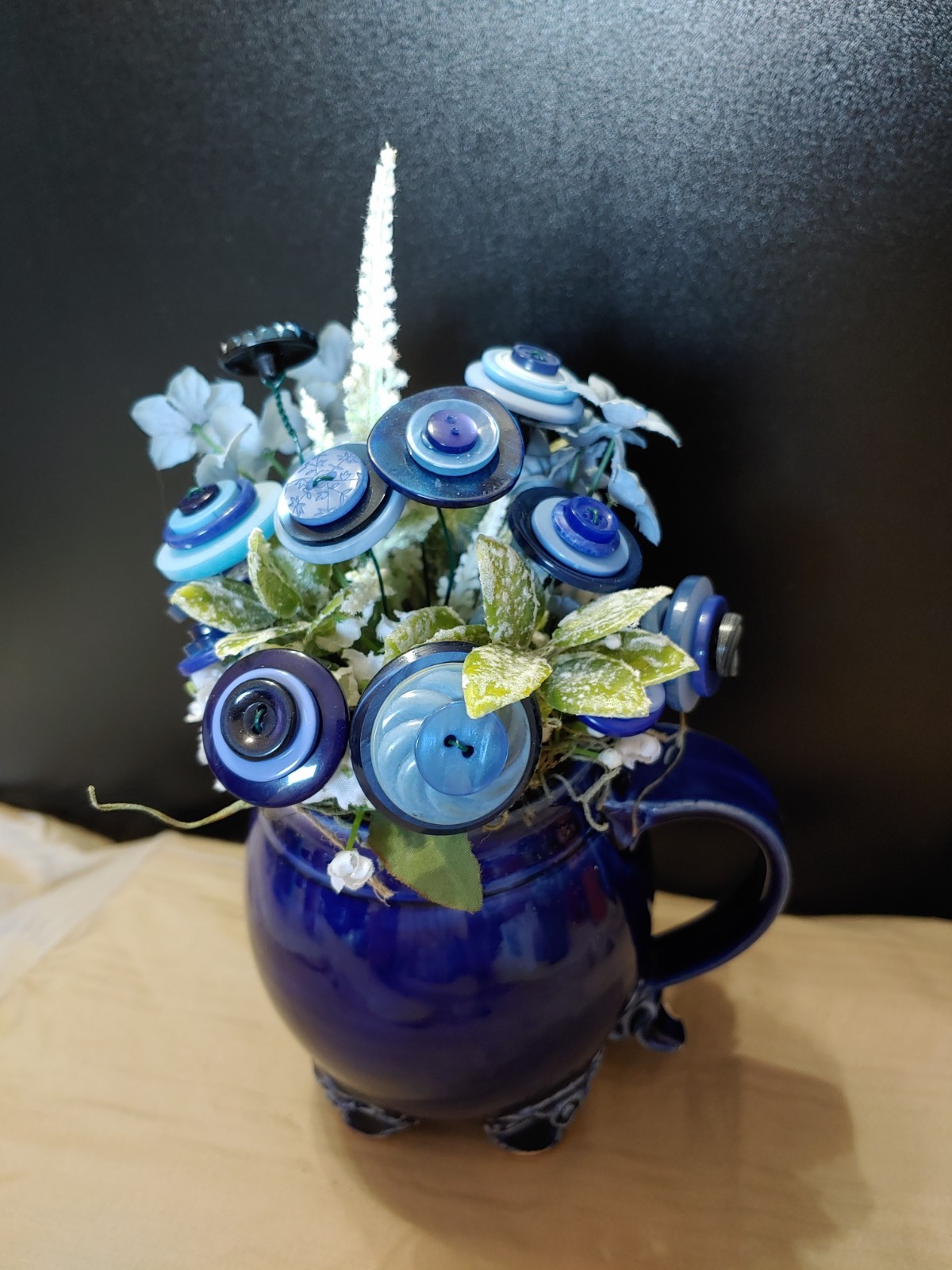 blue and white button bouquet in David Austin Coffee Mug. tiny chips-see pics