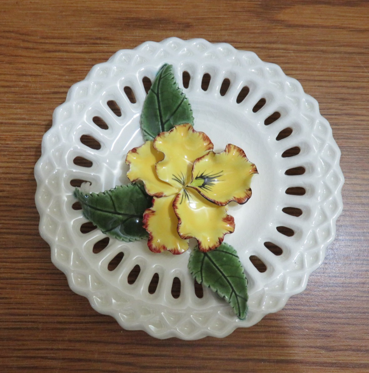 SMALL RETICULATED 5″ PLATE YELLOW PANSY 3D DECOR FLORAL