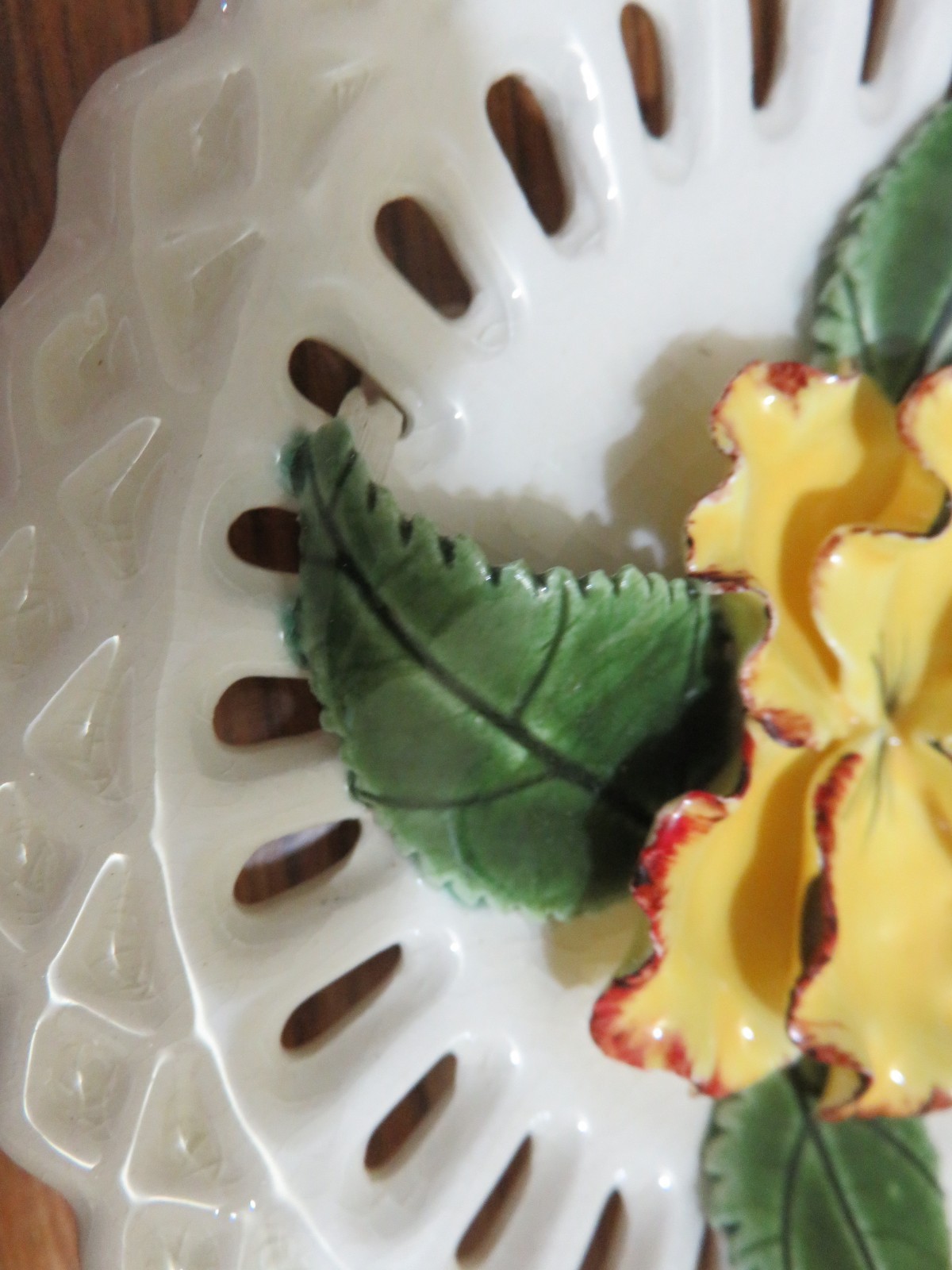 SMALL RETICULATED 5″ PLATE YELLOW PANSY 3D DECOR FLORAL
