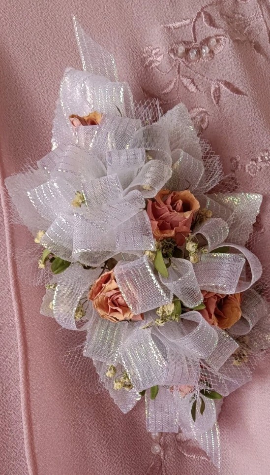 Vintage 5-1″ Roses,Babys Breath & Ribbon Near Perfect Dried Condition Corsage