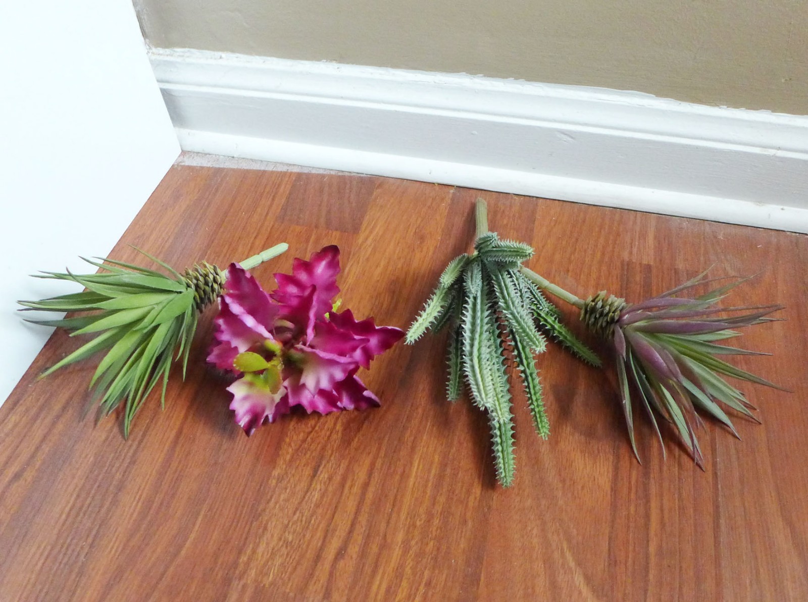 Mix Artificial Grass Set of 4 Plastic Succulents Cactus Red Plants