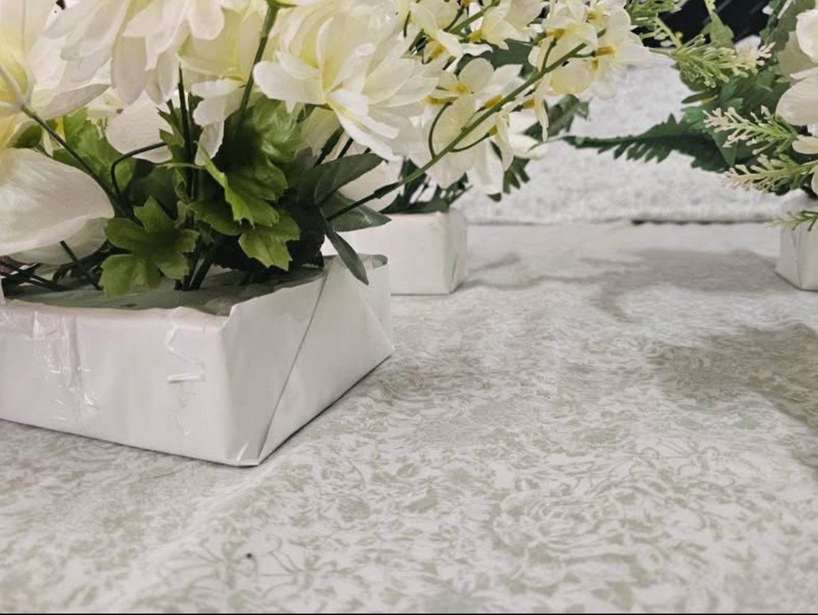 4 White and yellow flower decore.