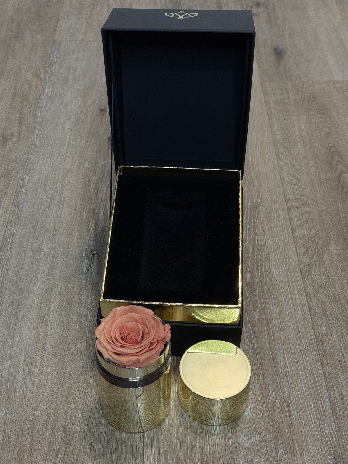 The Million Roses – Round Cold Box Inside Black box | Peach Colored Rose
