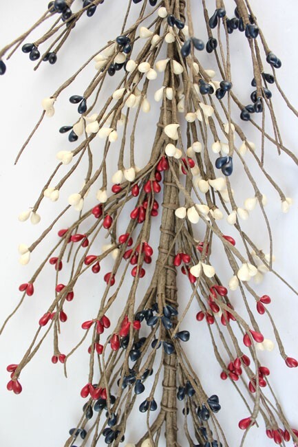 EV-1005R Pip Berry Garland in Red, White and Blue