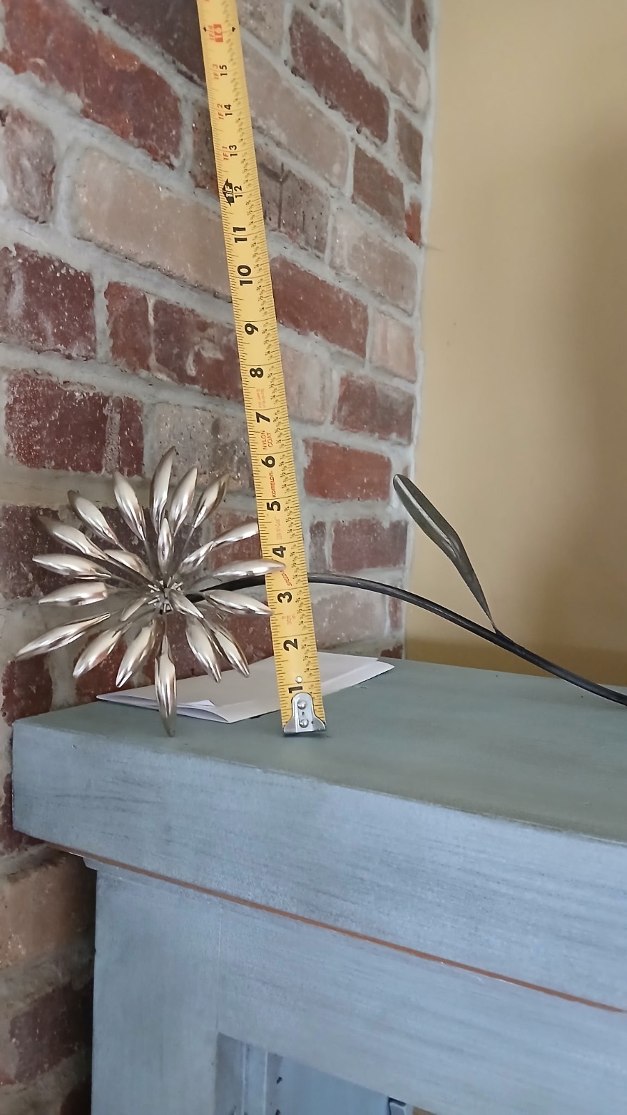 Metal Decorative Silver Dandelion Flower. Dimensions: 15″(Approx) X 6″(Approx).