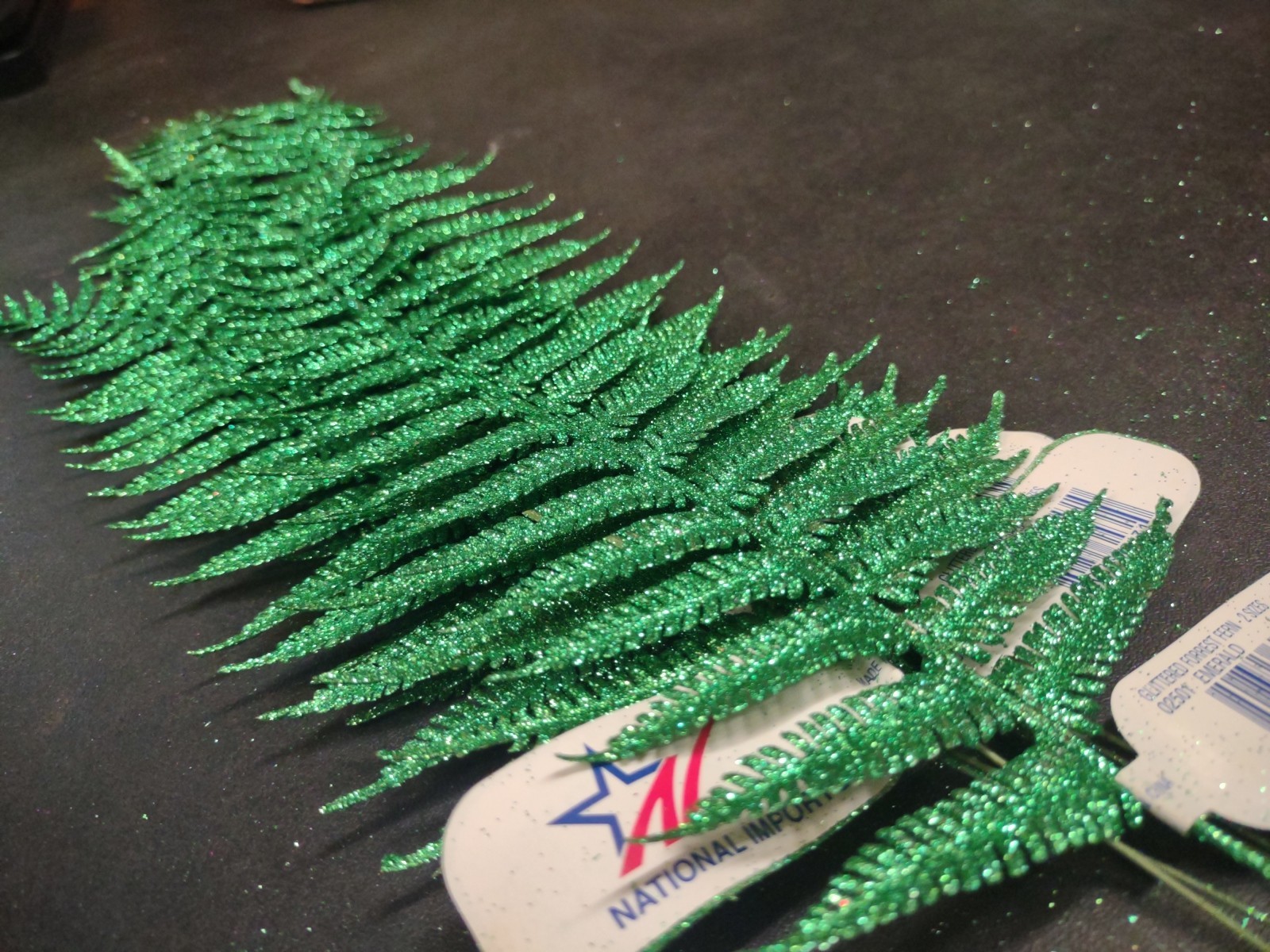 6 Pieces Emerald Green Glittered Retro Plastic Forrest Fern, 2 Sizes 15″ & 24″