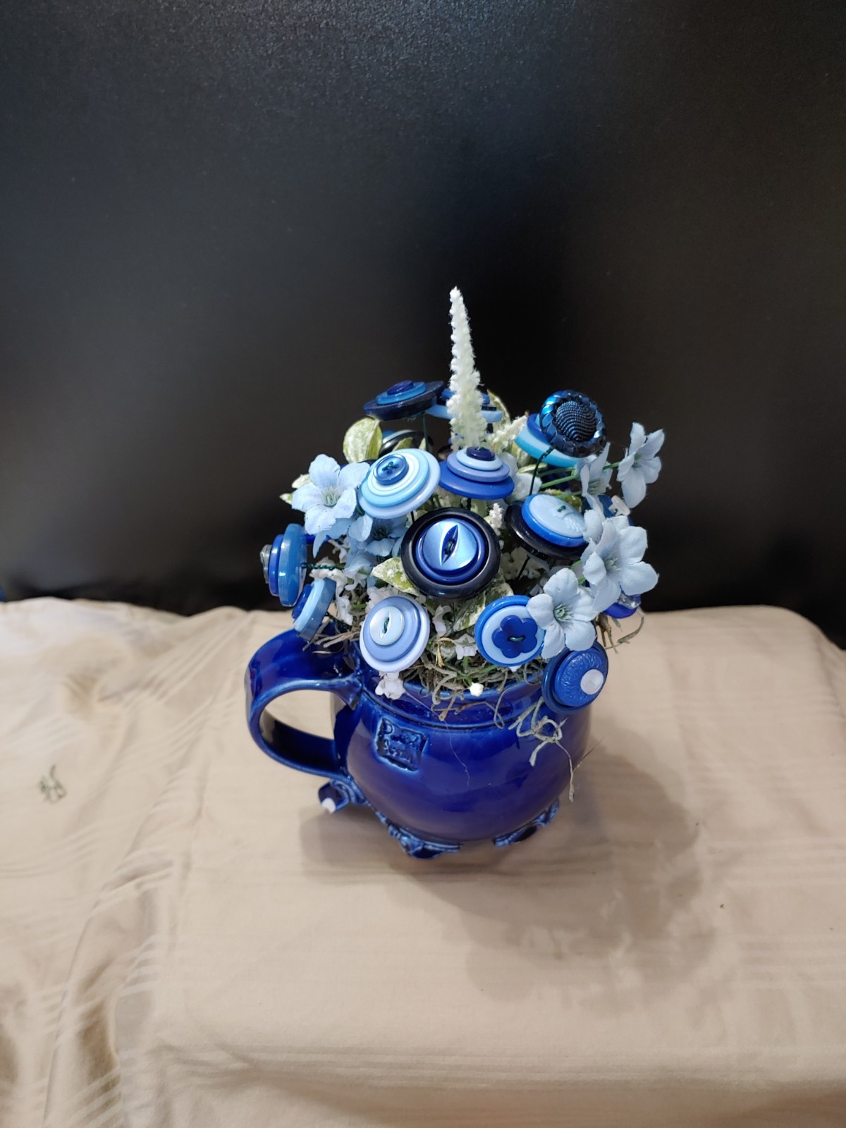 blue and white button bouquet in David Austin Coffee Mug. tiny chips-see pics