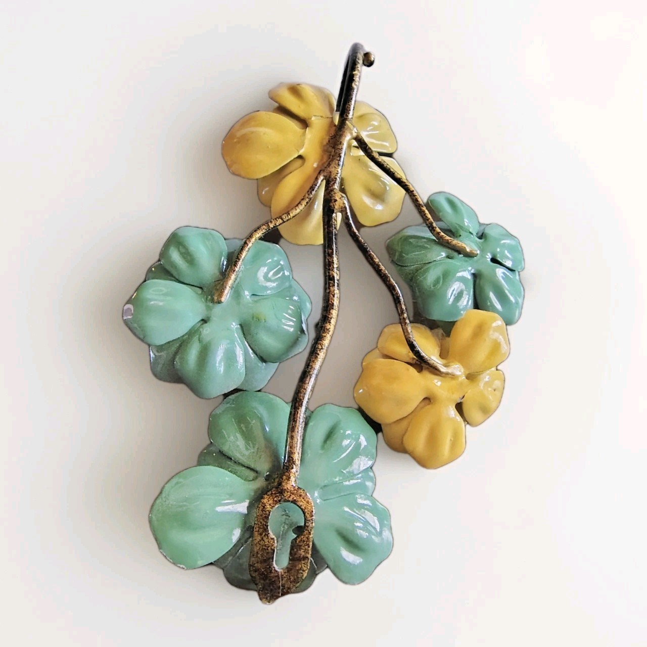 VTG Yellow/Green Metal Flower Wall Hook With Decorative Clear Plastic Knob