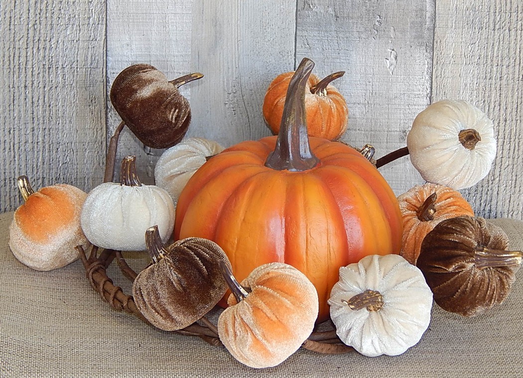 NEW Fall Pumpkin Wreath – Felt Pumpkins with Gold Colored Stems 10″